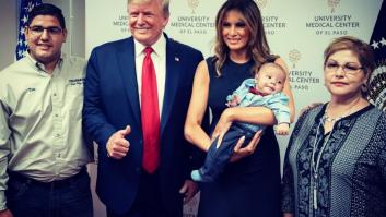 Trump posa riendo y con el pulgar en alto con un bebé cuyos padres fueron asesinados en El Paso