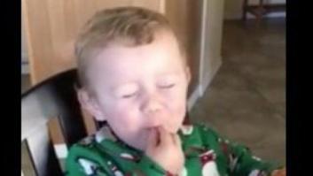 La reacción de este bebé al comer bacon por primera vez le hace parecerse a Homer Simpson