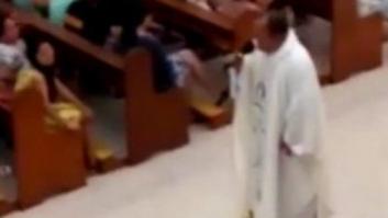 Suspendido un sacerdote por dar misa en un patinete