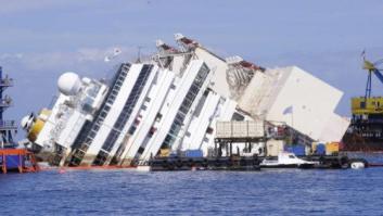 El crucero Costa Concordia comienza a enderezarse