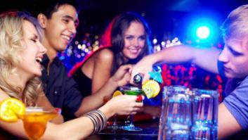 Un estudio muestra la mejor manera para captar la atención de los camareros al pedir en un bar