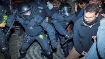 Momentos de tensión entre Mossos y manifestantes ante la Delegación de Gobierno en Barcelona
