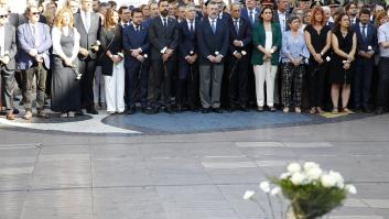 Barcelona homenajea a las víctimas del 17-A con flores y sin discursos
