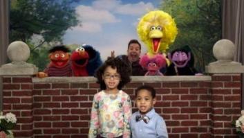 Los 'photobombs' de Jimmy Fallon y los muñecos de Barrio Sésamo a niños son divertidísimos