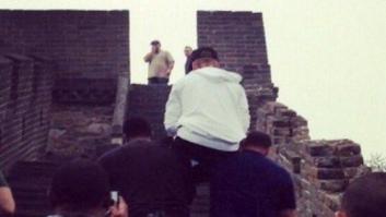 Justin Bieber, en la Gran Muralla china a hombros de sus guardaespaldas (TUITS)