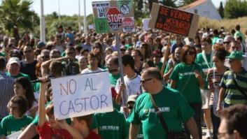 Unas 3.000 personas exigen en las Cases d'Alcanar (Tarragona) el cierre del depósito Castor