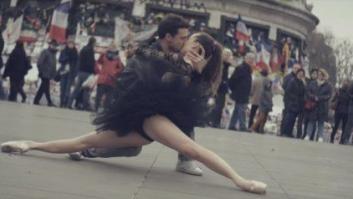 Besos y baile en las calles de París: el vídeo que te enamorará