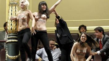 Lara Alcázar y las otras dos activistas de Femen, en libertad tras la protesta en el Congreso (FOTOS, VÍDEO)
