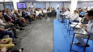 Un candidato a presidir Nuevas Generaciones de Madrid rompe una foto de Bárcenas ante Aguirre