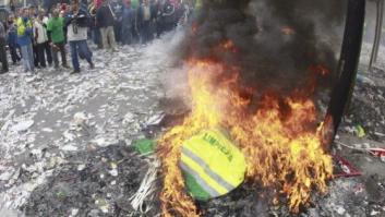 Barrenderos de Madrid queman sus uniformes frente al Ayuntamiento en protesta contra los despidos