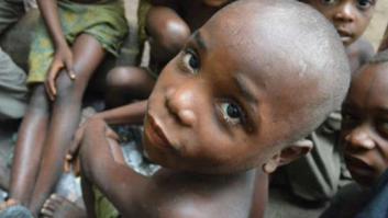 Así pagan en África a los niños indígenas por vaciar letrinas: con pegamento para esnifar y alcohol