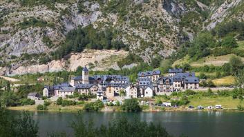 El micropueblo español bañado por un lago y protegido por majestuosas montañas que parece sacado de Frozen