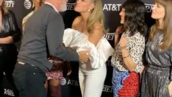 El polémico beso de Tom Hanks a Jennifer Lopez: ¿se limpió la cara después?