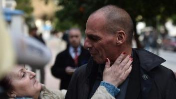 Un grupo de anarquistas insulta a Varoufakis en un restaurante
