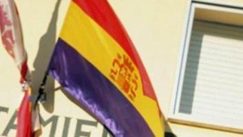 Pilar Salazar, alcaldesa de Pastores, en Salamanca, iza la bandera republicana