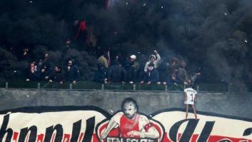 Ultras del Ajax ahorcan a un muñeco del portero del Feyenoord