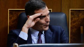 Pedro Sánchez escucha al diputado expulsado de UPN y con el gesto que hace lo deja todo claro