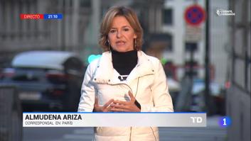 Almudena Ariza muestra sorprendida el expositor con "productos españoles" que ha visto en París