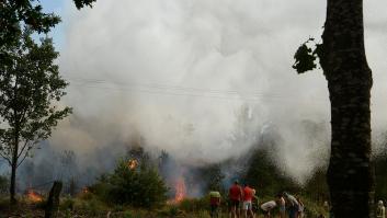 El incendio de Verín (Ourense) se complica y contabiliza diez focos que ponen en riesgo a los vecinos