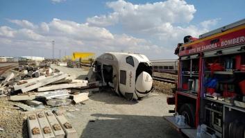 Dos fallecidos al descarrillar un tren después de arrollar a un vehículo que cayó a la vía