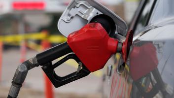 Los combustibles siguen cayendo en el agosto más caro y recuperan niveles de mayo