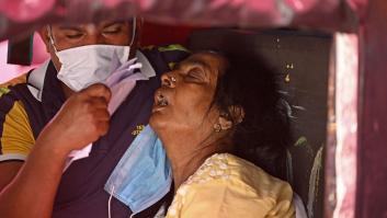 India se ahoga: 243 casos de covid por minuto, cremaciones en la calle y una cepa devastadora