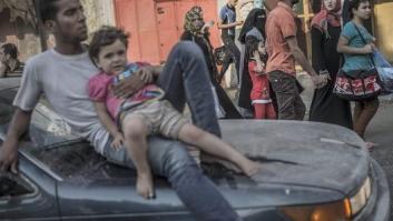 Miles de personas tratan de huir de los bombardeos en Gaza, pero no hay lugar donde esconderse