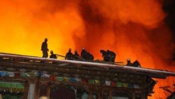 Un gran incendio arrasa un milenario pueblo tibetano de Shangri-la (FOTOS)
