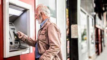 Los mayores denuncian las "migajas" de los bancos para evitar su exclusión digital