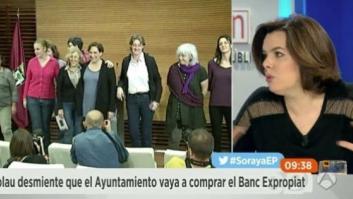 Sáenz de Santamaría alecciona a Colau: "No es lo mismo ser alcaldesa que líder okupa"