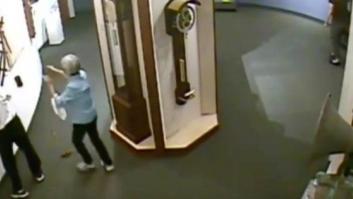 Un hombre rompe un reloj de un precio incalculable en un museo