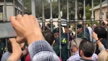 "¡Queremos ir a misa!": La Guardia Civil contiene a un grupo de personas que quería entrar al Valle de los Caídos