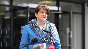 Dimite la ministra principal de Irlanda del Norte tras las semanas de altercados