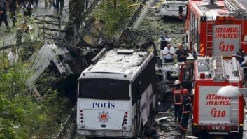 Un coche bomba al paso de un autobús policial deja al menos once muertos en Estambul