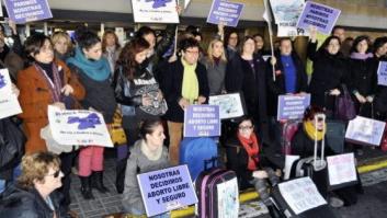 Ciudadanos y profesionales piden "asilo" en la embajada de Francia por la reforma del aborto