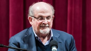 El escritor Salman Rushdie, apuñalado en pleno escenario en un evento en Nueva York