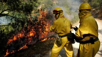 Más de un centenar de efectivos trabajan en la extinción de un incendio en Jumilla (Murcia)