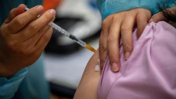Reino Unido aprueba la primera vacuna bivalente contra la covid-19