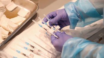 Un error de cálculo obliga a tirar decenas de dosis de Pfizer en Asturias