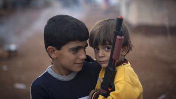 La historia tras la foto de la niña siria que se 'rinde' al confundir una cámara con un arma