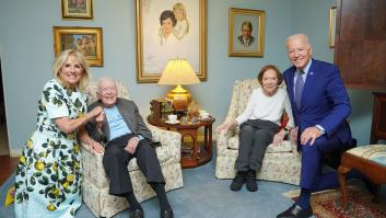La foto de los 'gigantes' Biden con los 'diminutos' Carter que asombra en las redes