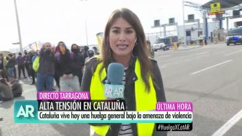 Lo que hace el manifestante del fondo en pleno directo de Telecinco llama la atención (y mucho) de Ana Rosa Quintana