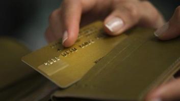 La OCU denuncia el "cobro ilegal" de recargos por el pago con tarjeta
