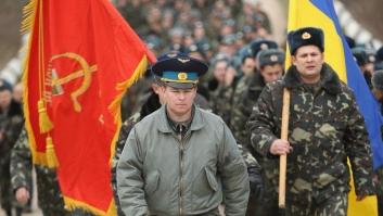 Tensión en Crimea: Soldados rusos reciben con disparos al aire a militares ucranianos