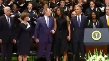 Sí, este es Bush en los funerales de Dallas... BAILANDO
