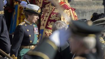 La princesa Ana rompe una tradición en la vigilia por el cuerpo de Isabel II