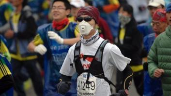 Así han tenido que correr muchos la maratón de Pekín por la contaminación (FOTOS)