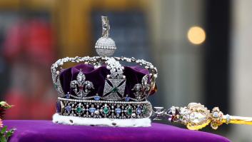 El momento en el que retiran la corona, el cetro y otras joyas del féretro de Isabel II