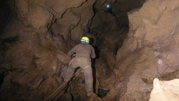 El espeleólogo Cecilio López, a punto de ser rescatado de la cueva de Perú