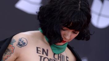 La cantante Mon Laferte muestra sus pechos en los Grammy Latino para denunciar la violencia en Chile